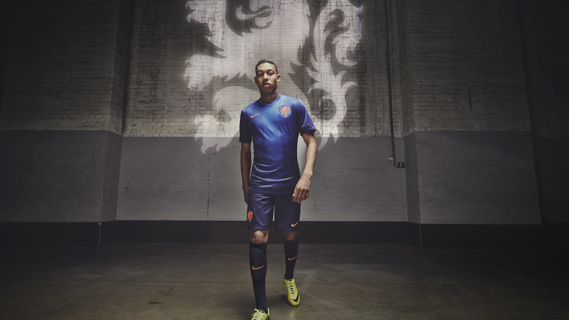 10米台入水姿势标准,水花极小,十米台水池有多深