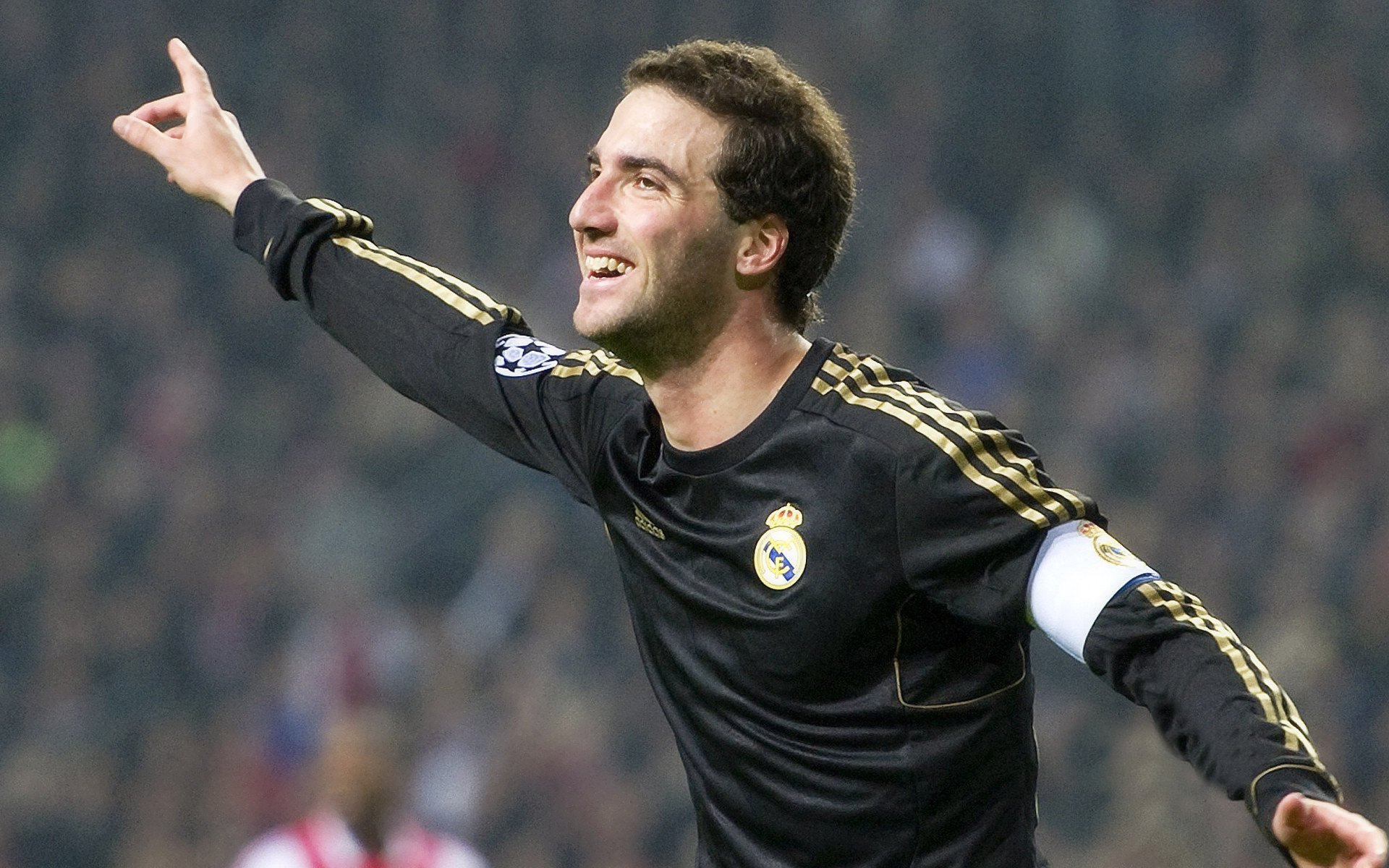 乔·莫伊:以硬朗的身体素质和强大的防守本能,成为全黑队坚实的前锋支柱